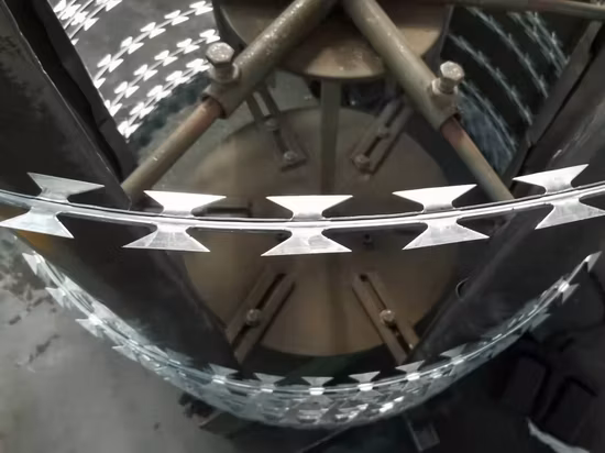 Razor Wire/Galvanized PVC Coated Concertina Razor Wire/Barbed Razor Wire Bto-22/Cbt-60 Cbt-65 Factory Sales Brand